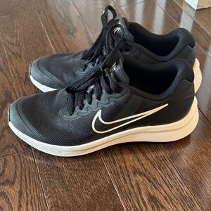 Nike Dual-Tone Black and White Running Shoes Starrunner 3.5Y